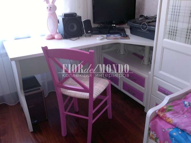 Мебель для детской с розовым акцентом, Италия